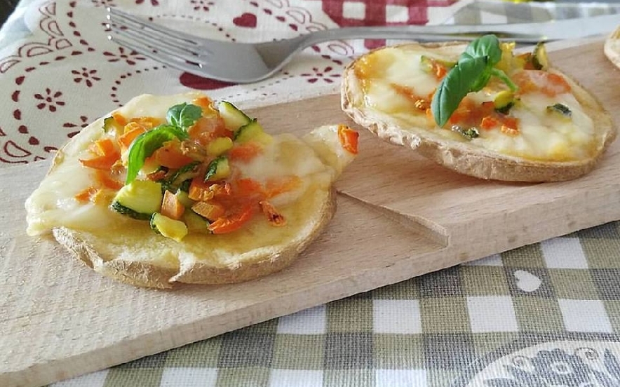 Pizzette di patate con verdurine e scamorza