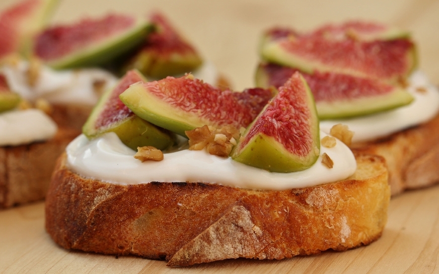 Bruschetta con fichi e yogurt greco