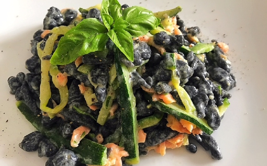 Spatzle al nero di seppia con salmone e zucchine