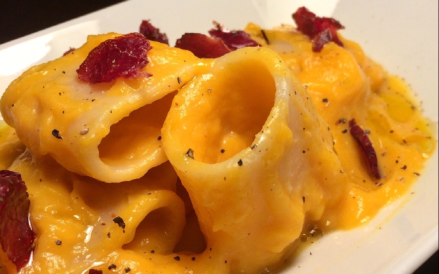 Paccheri in crema di zucca e bresaola croccante