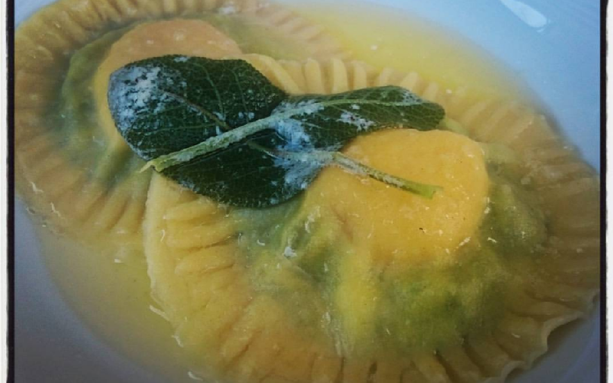 Ravioloni ricotta e spinaci con tuorlo fondente