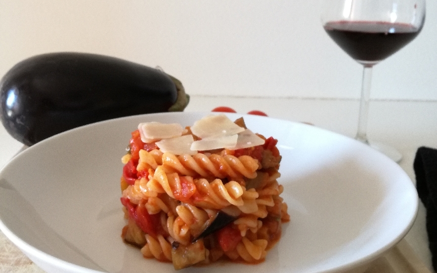 Fusilli con melanzane, capperi e ricotta forte