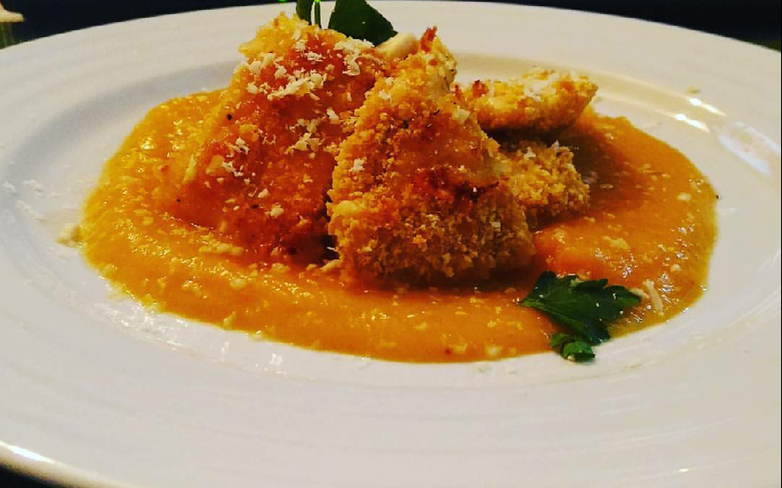 Pollo in crosta di mandorle con vellutata di zucca