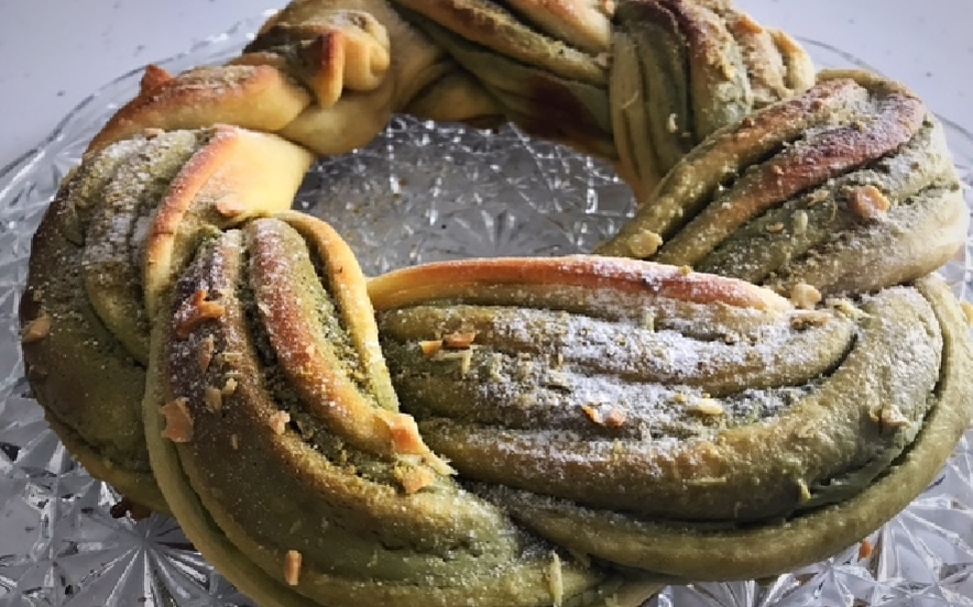 Pan brioche alla crema di pistacchio con mandorle