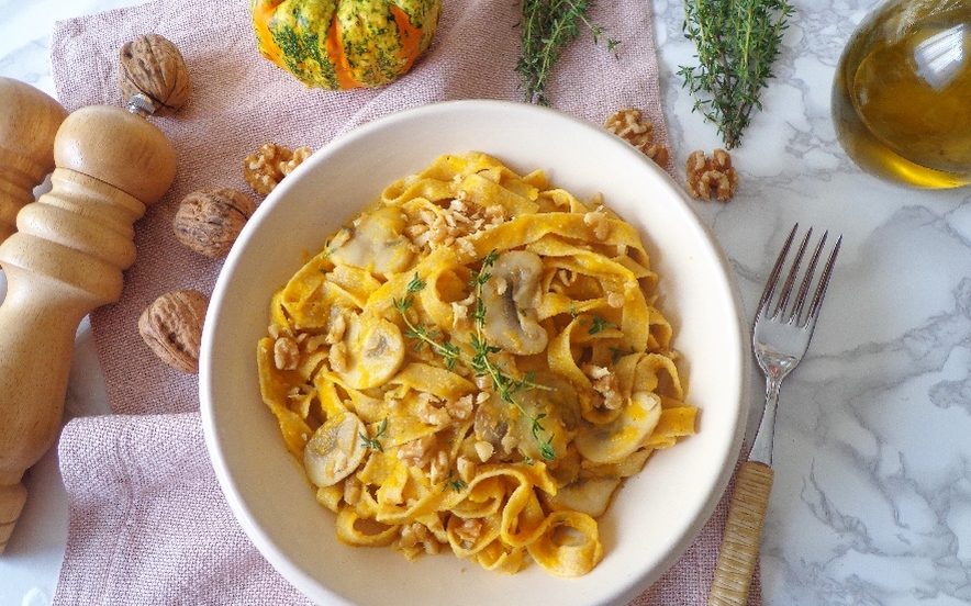 Fettuccine con crema di zucca, champignon e noci