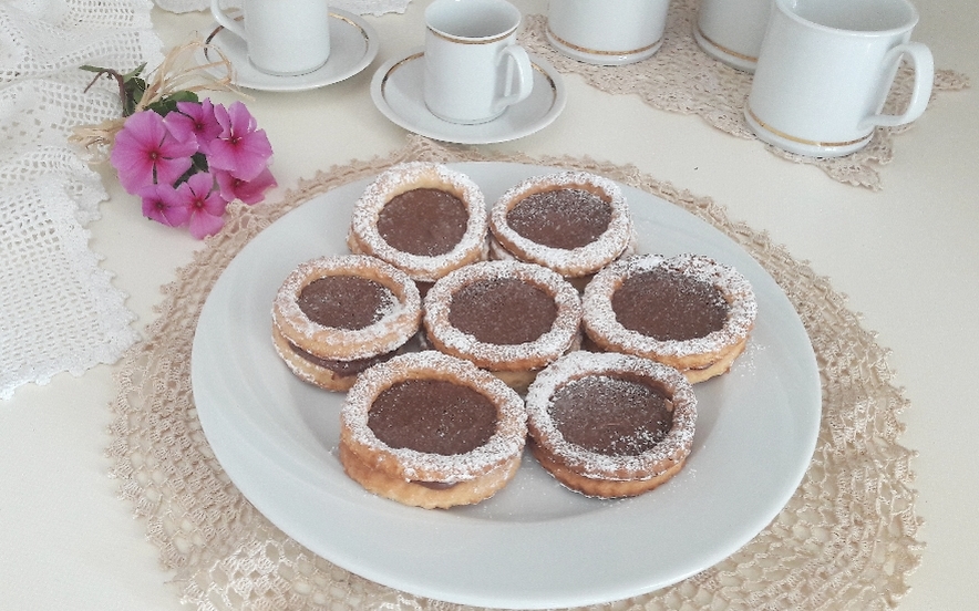 Occhi di bue al cioccolato di frolla allo yogurt