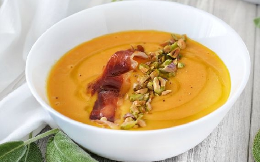 Vellutata di zucca con pistacchi e speck