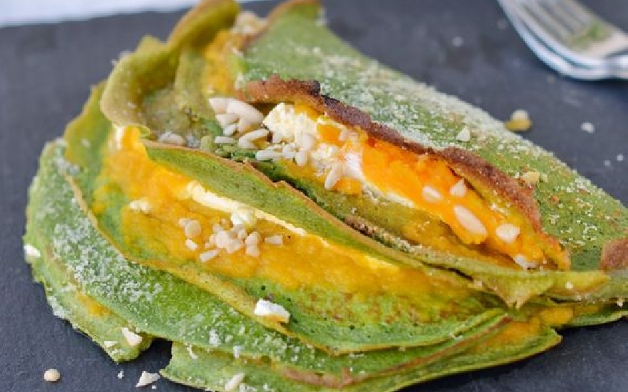 Crepes agli spinaci ripiene di zucca e formaggio