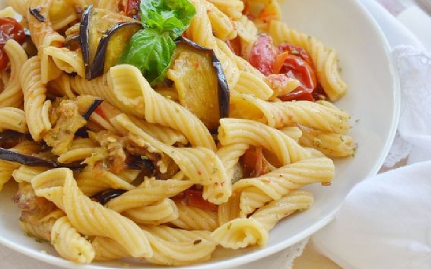 Pasta con melanzane pomodorini confit e pinoli