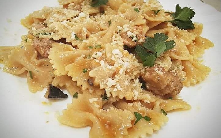 Farfalle, zucca, salsicce e funghi