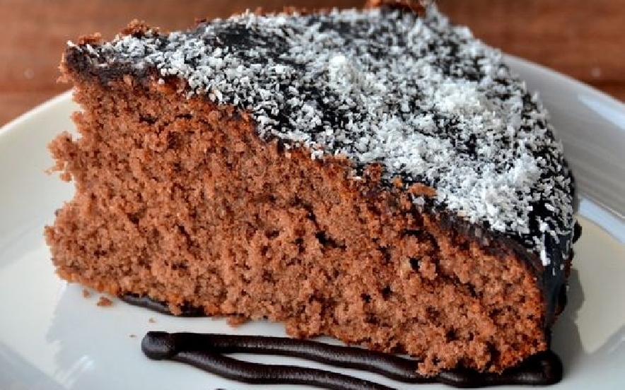 Torta al cacao e cocco con glassa al cioccolato