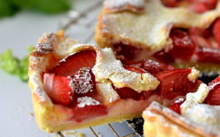 Crostata chiusa di pasta frolla con crema