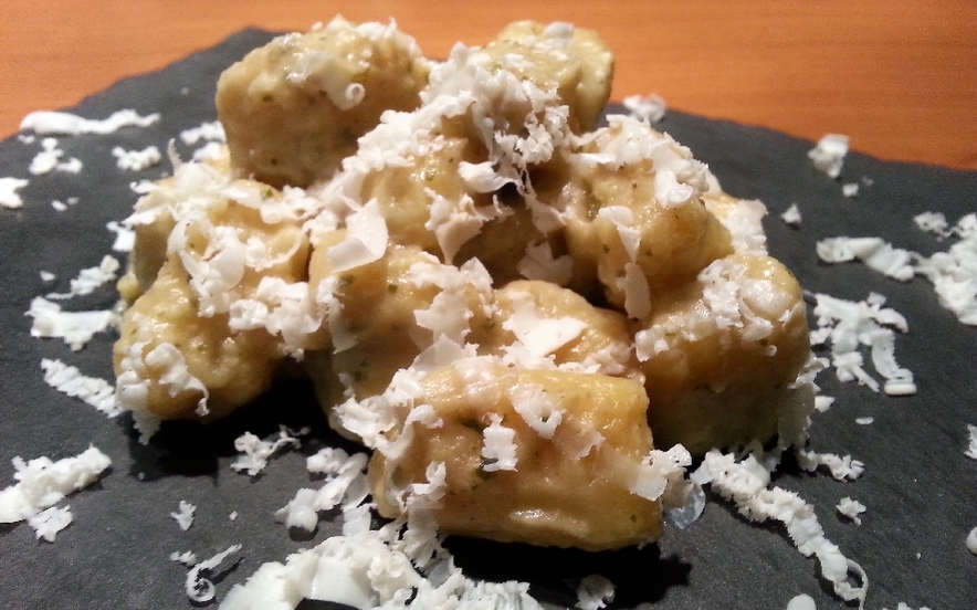 Gnocchi di patate rosse con crema di melanzane