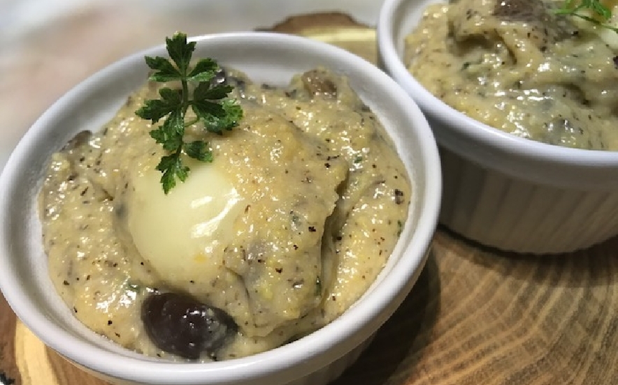 Cocotte di polenta taragna con funghi e zola