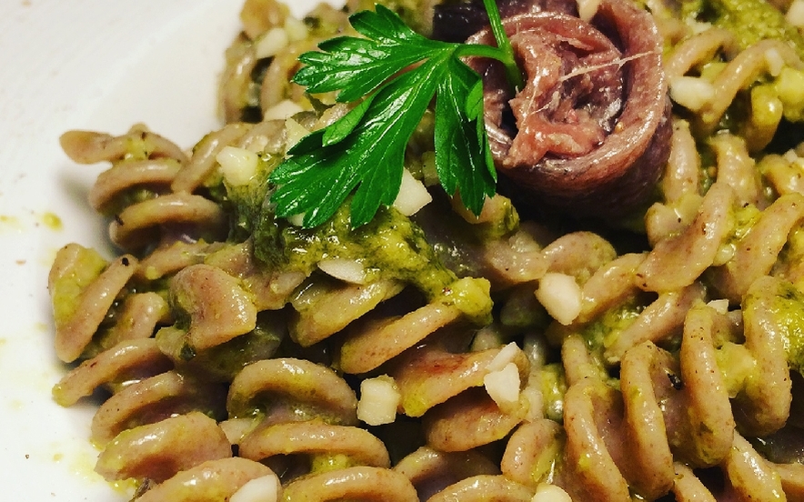 Fusilli al pesto di prezzemolo, porro e acciughe