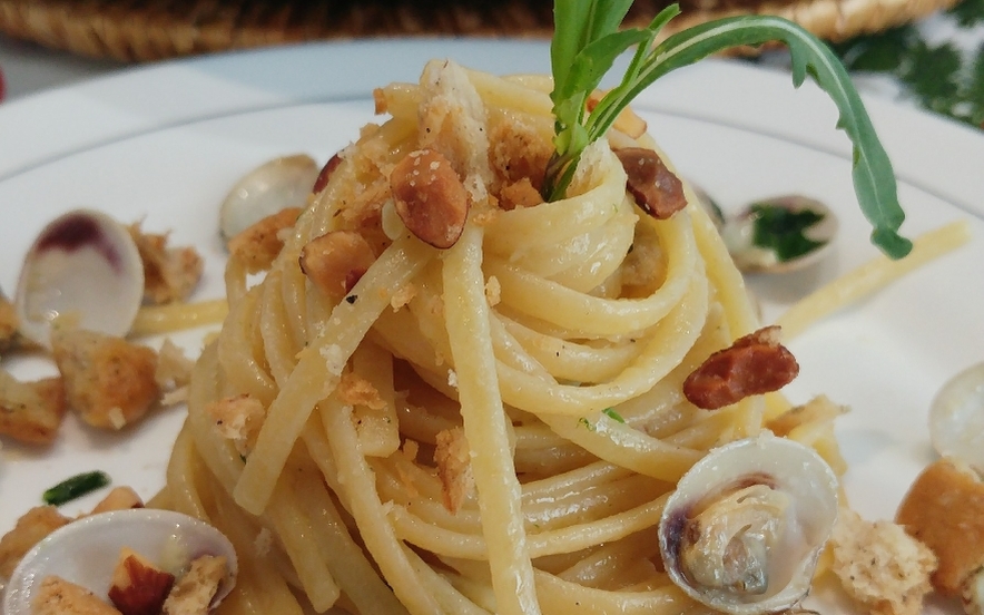 Linguine ai frutti di mare, rucola e taralli