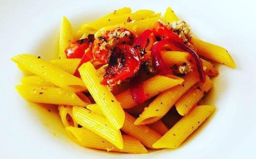 Penne con pomodori, cipolla agrodolce e zafferano