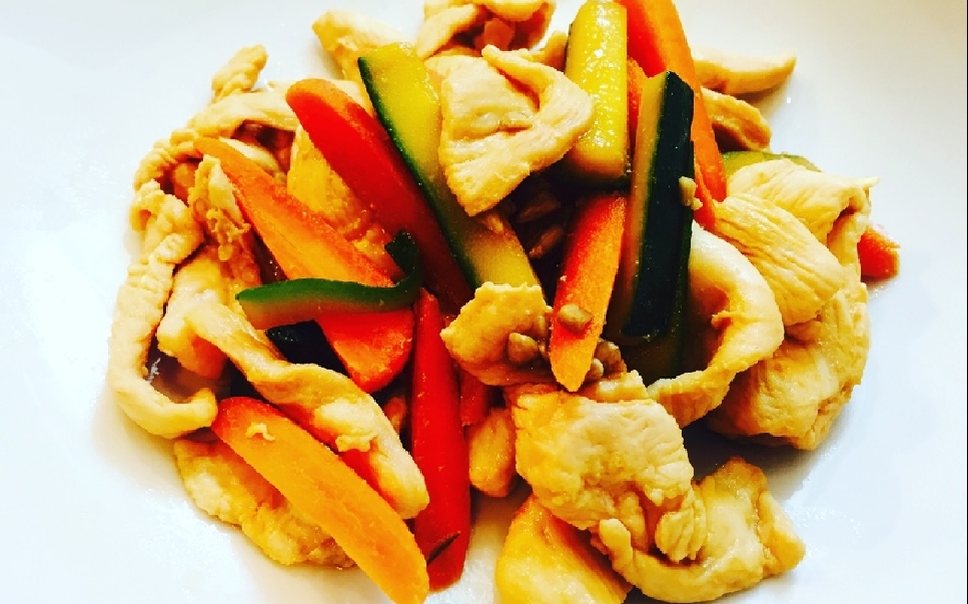 Pollo con verdure saltate e mandorle