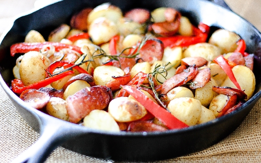 Salsiccia al forno con patate e peperoni