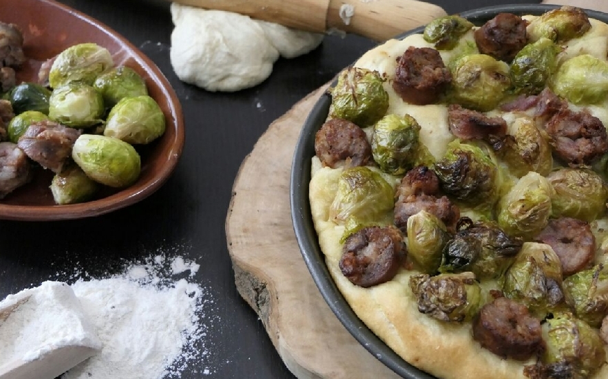 Pizza cavolini di bruxelles e salsiccia