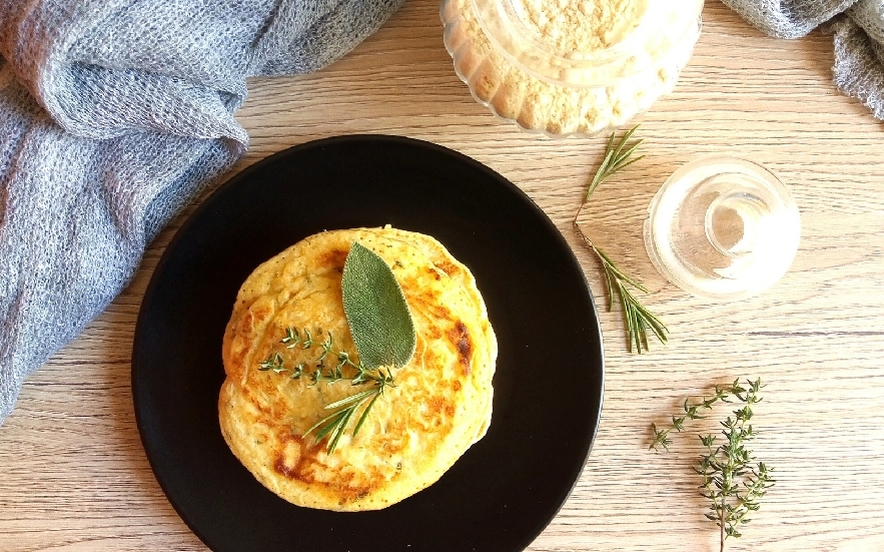 Pancakes di ceci alle erbe aromatiche