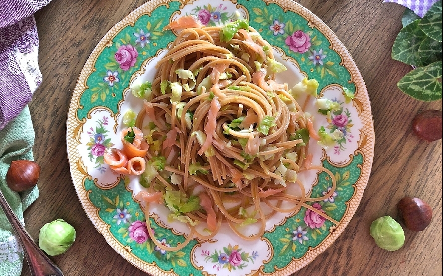 Spaghetti quadrati al salmone, cavolini e castagne