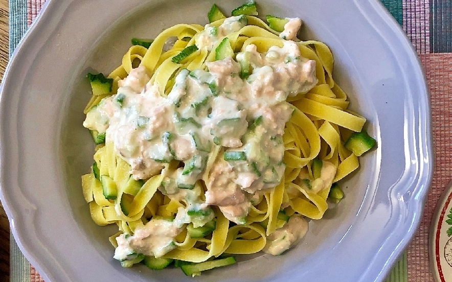 Tagliatelle alla crema di salmone e zucchine