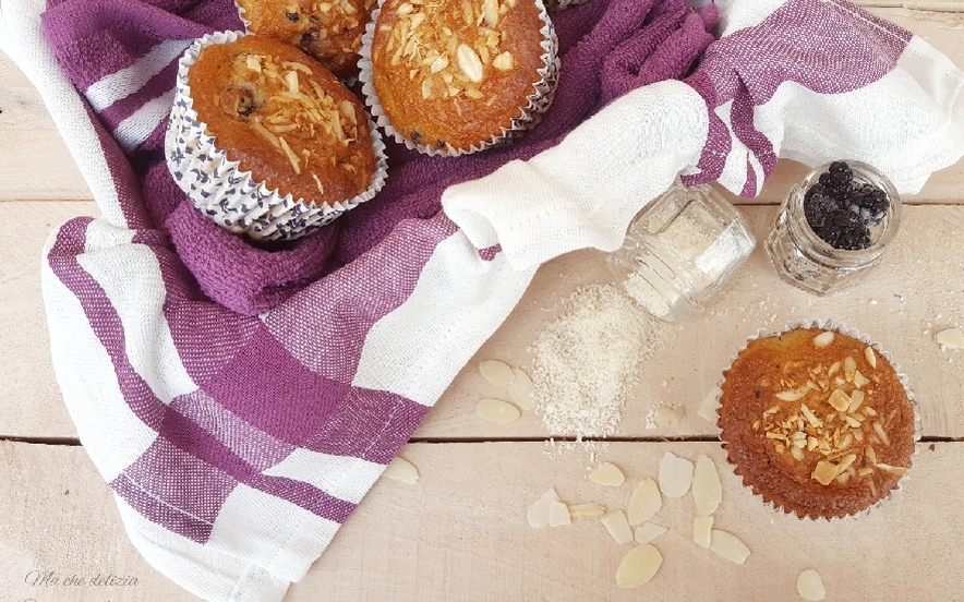 Muffin alle more con cocco e mandorle