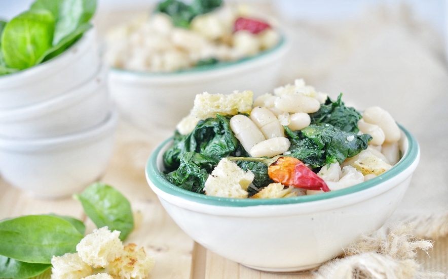 Insalata tiepida di spinaci e fagioli con pane