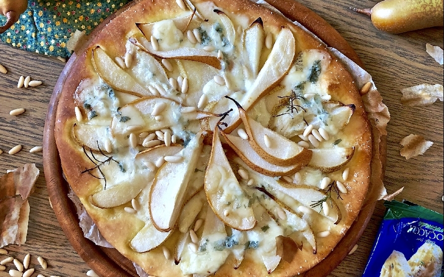 Focaccia alle pere, gorgonzola e pinoli