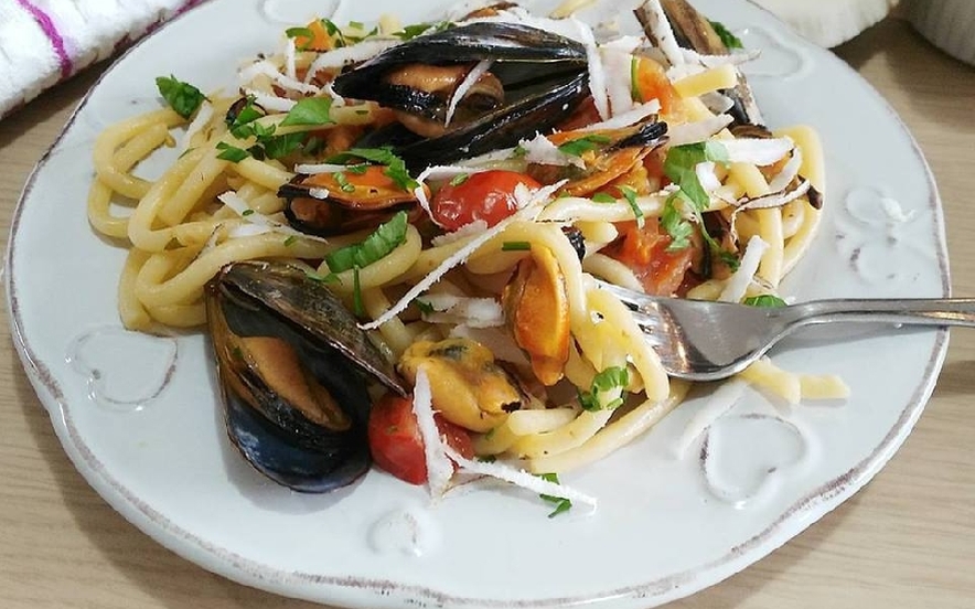 Pici con cozze e cocco fresco