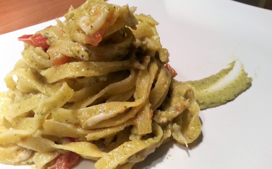 Tagliatelle con neonato e crema di broccoli