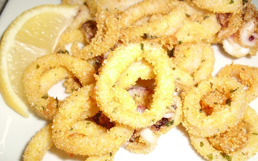 Calamari fritti con farina di mais ed erbe aromati