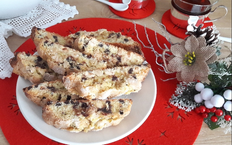 Cantucci alle nocciole e cioccolata