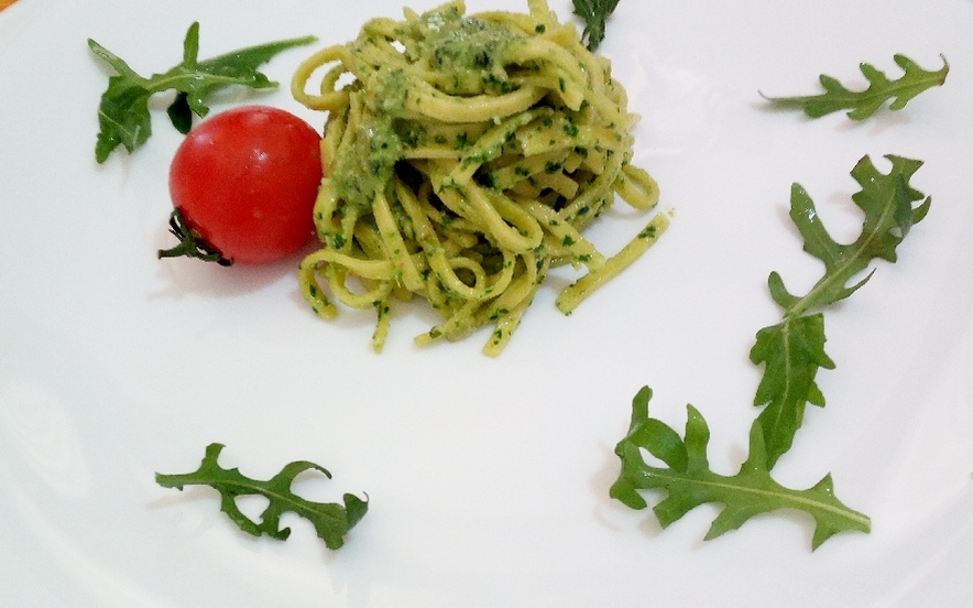 Tagliolini con salsa di rucola e noci