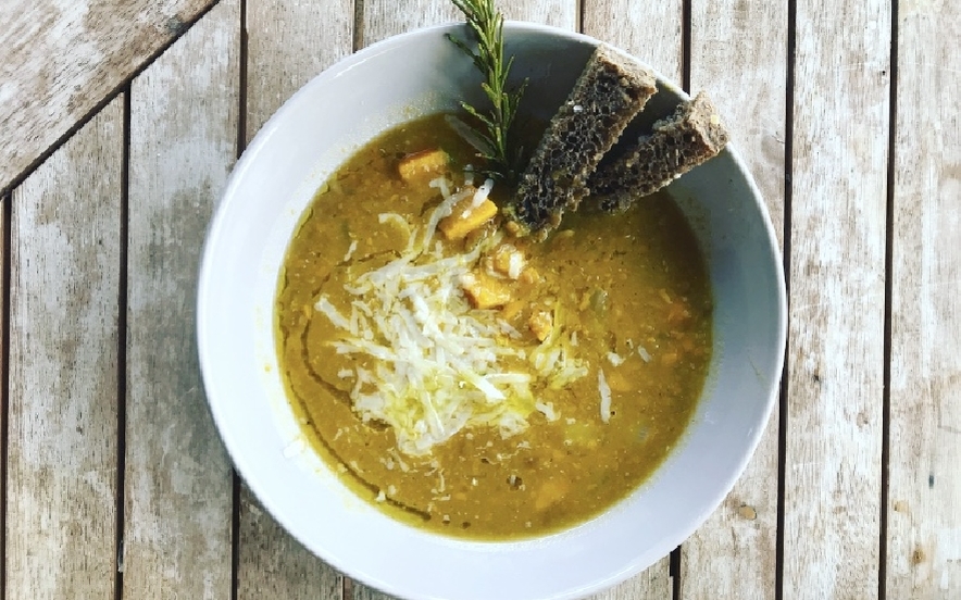 Zuppa di zucca con lenticchie e rosmarino