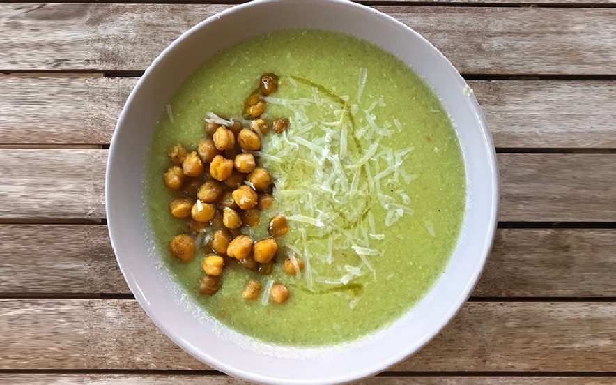 Vellutata di broccolo romano con ceci croccanti