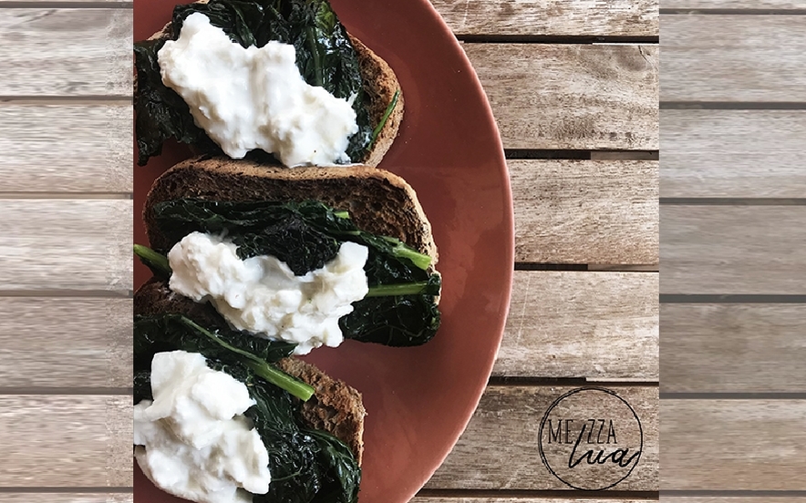 Crostini integrali con cavolo nero e burrata