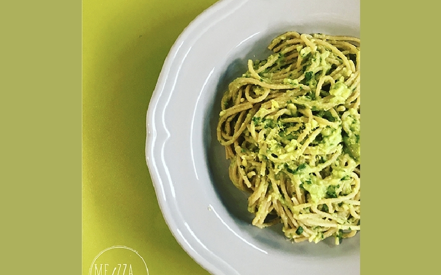 Spaghetti integrali con avocado e basilico