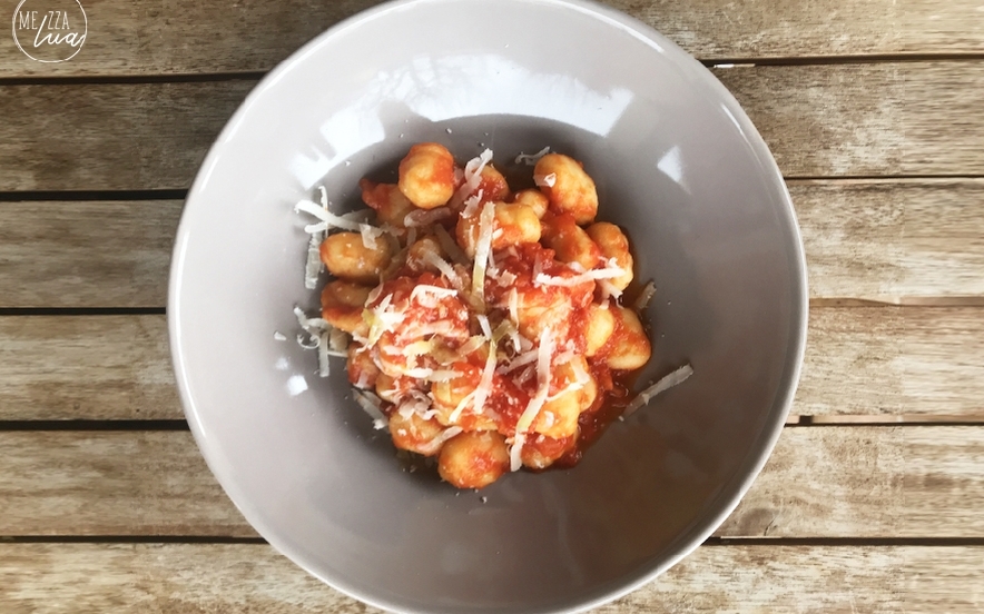 Gnocchetti di ricotta con pomodoro e cipolla