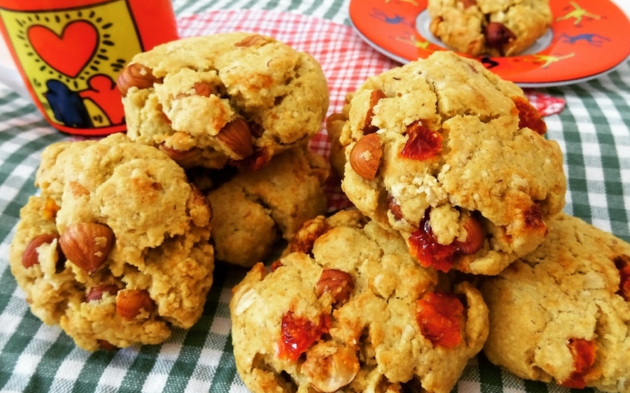 Biscotti all'avena con nocciole e uvetta