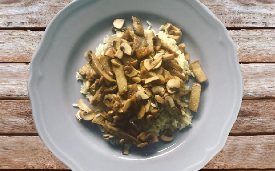 Seitan in padella con funghi e limone