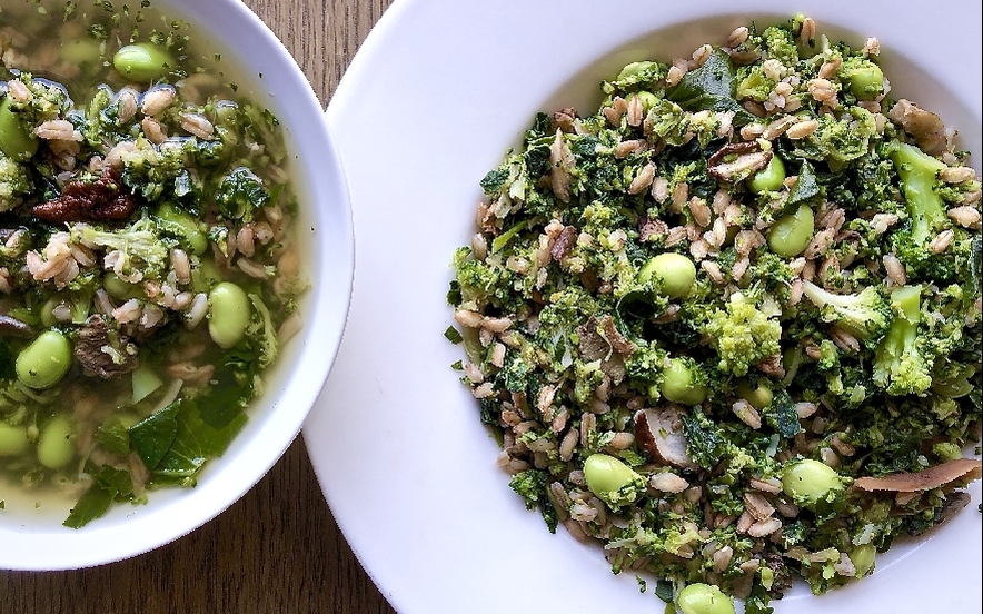 Minestra di farro con broccoli, edamame e funghi