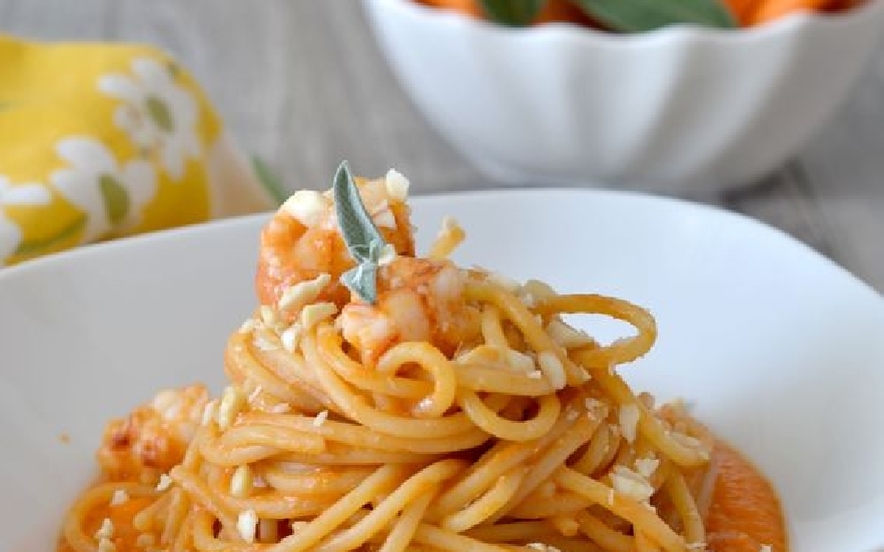 Spaghetti crema di zucca gamberi e mandorle