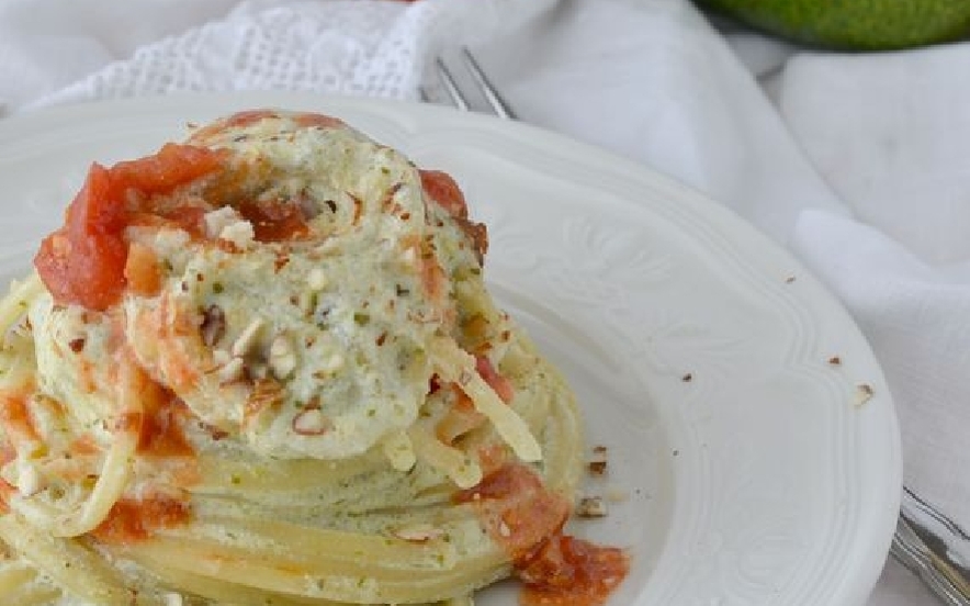 Spaghetti con crema di ricotta avocado e mandorle