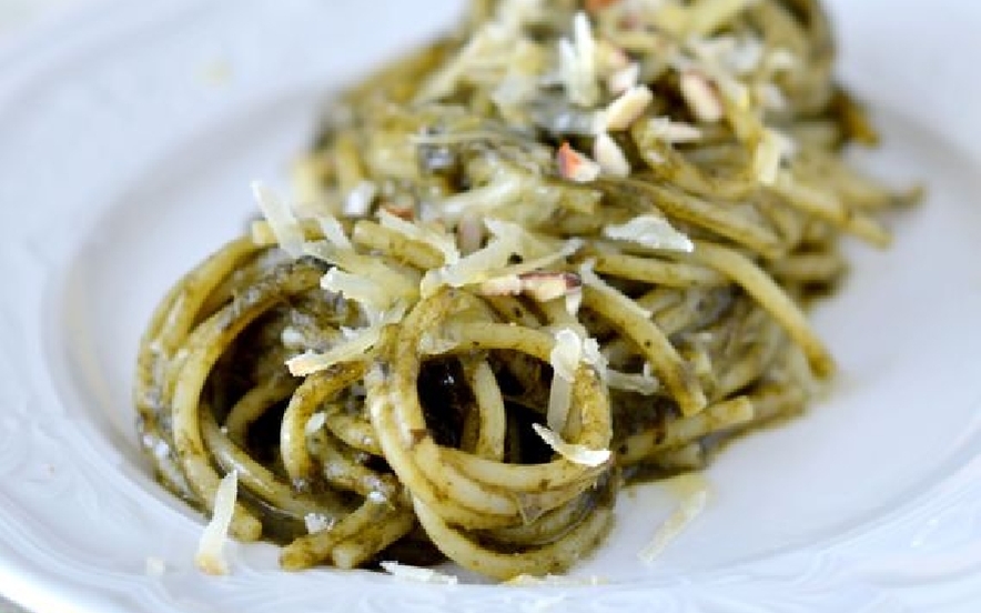 Spaghettoni con cavolo nero mandorle caciocavallo