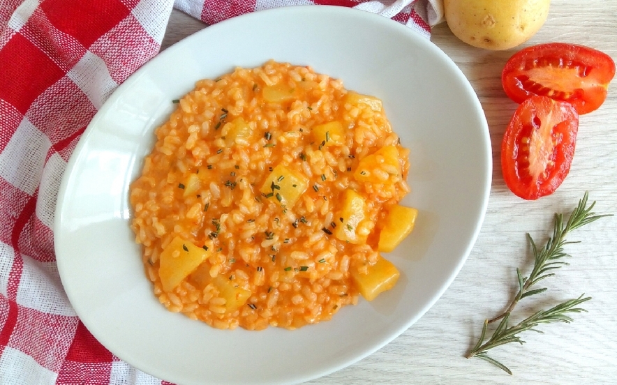 Risotto con pomodoro patate e rosmarino