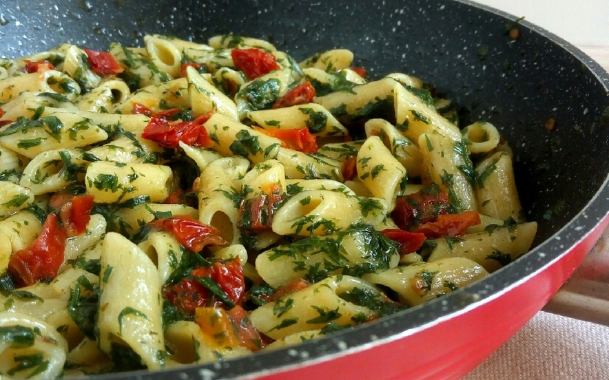 Pasta con foglie di carota e pomodori secchi