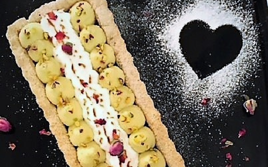 Crostata ai petali di rosa pistacchio e meringa