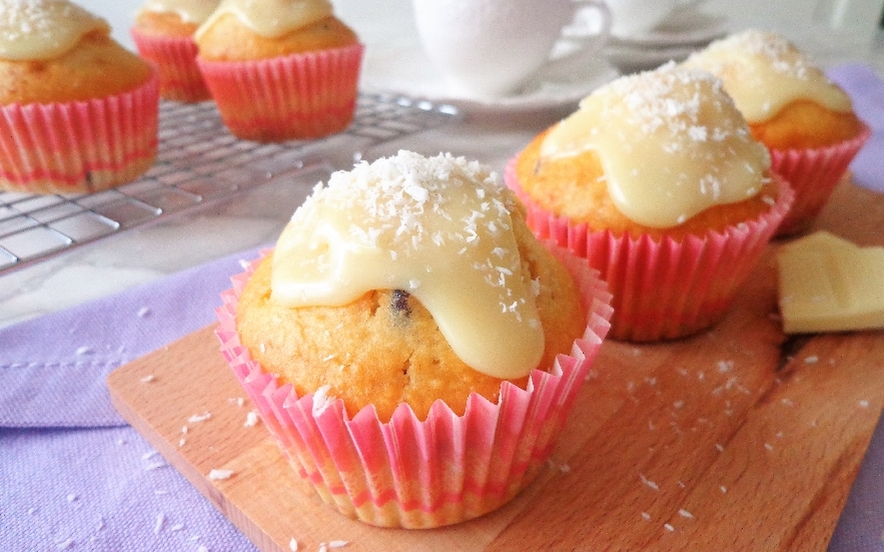 Muffin al cocco con cioccolato bianco e mirtilli